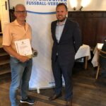 Uwe Hautmann erhält DFB-Uhr mit Urkunde