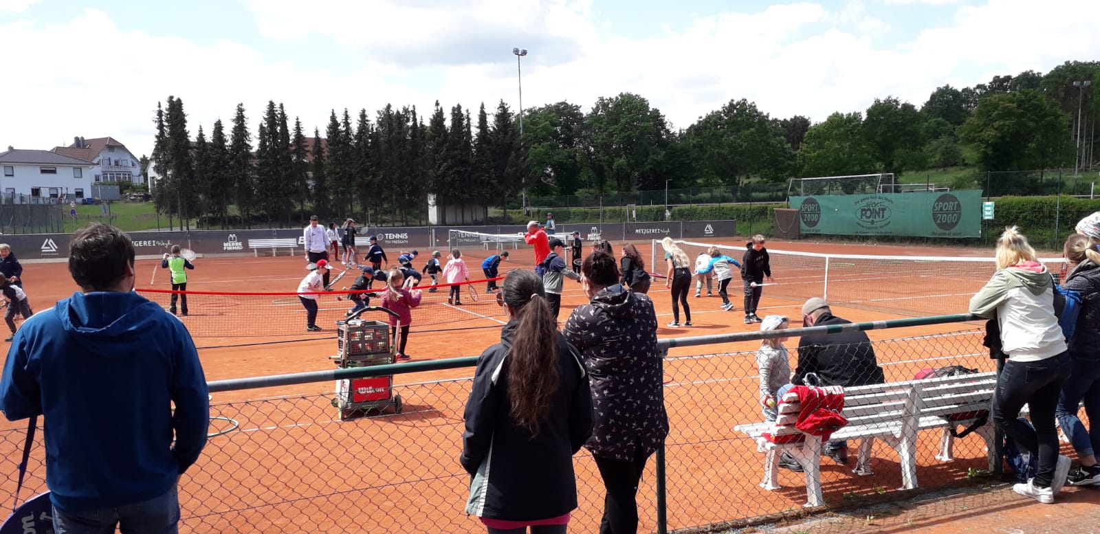Read more about the article Schnuppertraining mit Tennislehrern