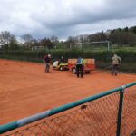 Vorbereitung der Tennisplätze im vollen Gange