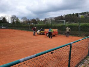 Read more about the article Vorbereitung der Tennisplätze im vollen Gange