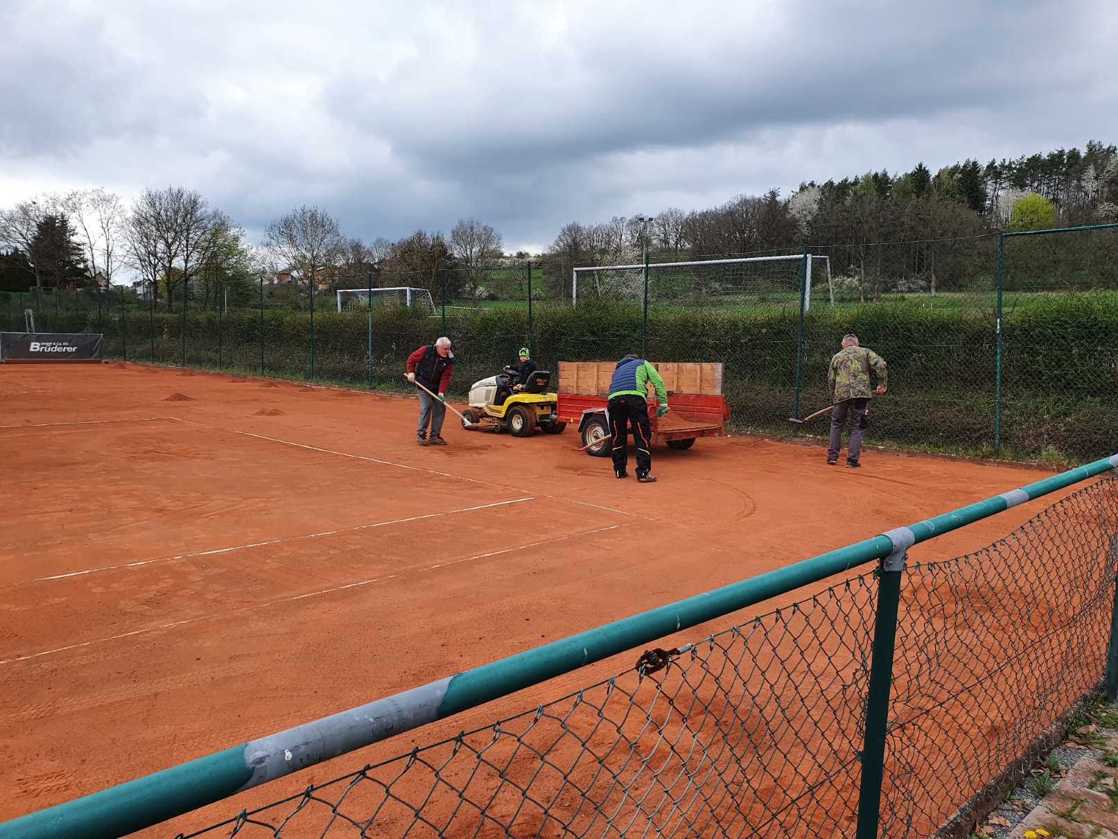 Read more about the article Vorbereitung der Tennisplätze im vollen Gange