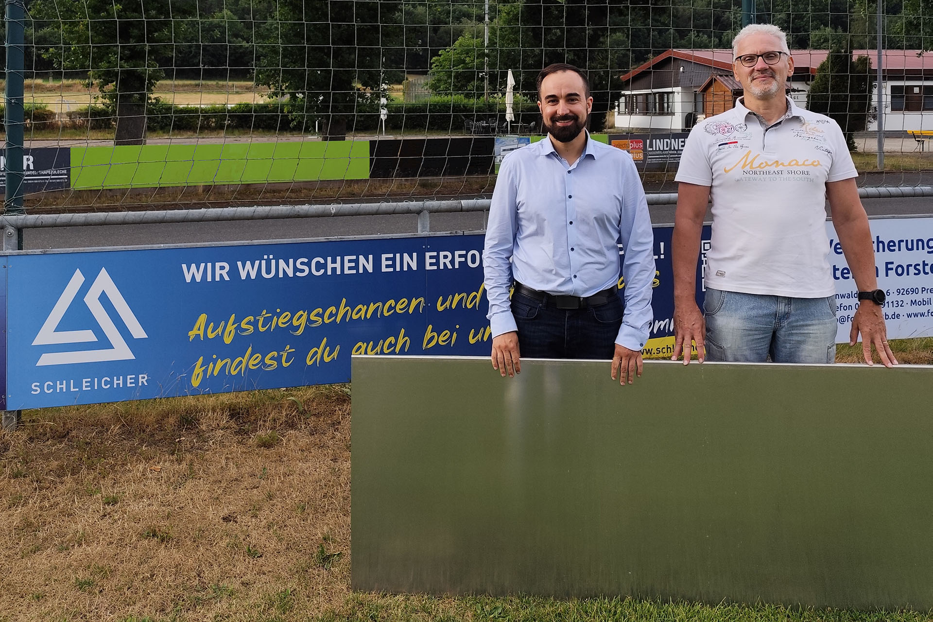 Mehr über den Artikel erfahren Fa. Schleicher spendet sieben Aluminium-Bandentafeln